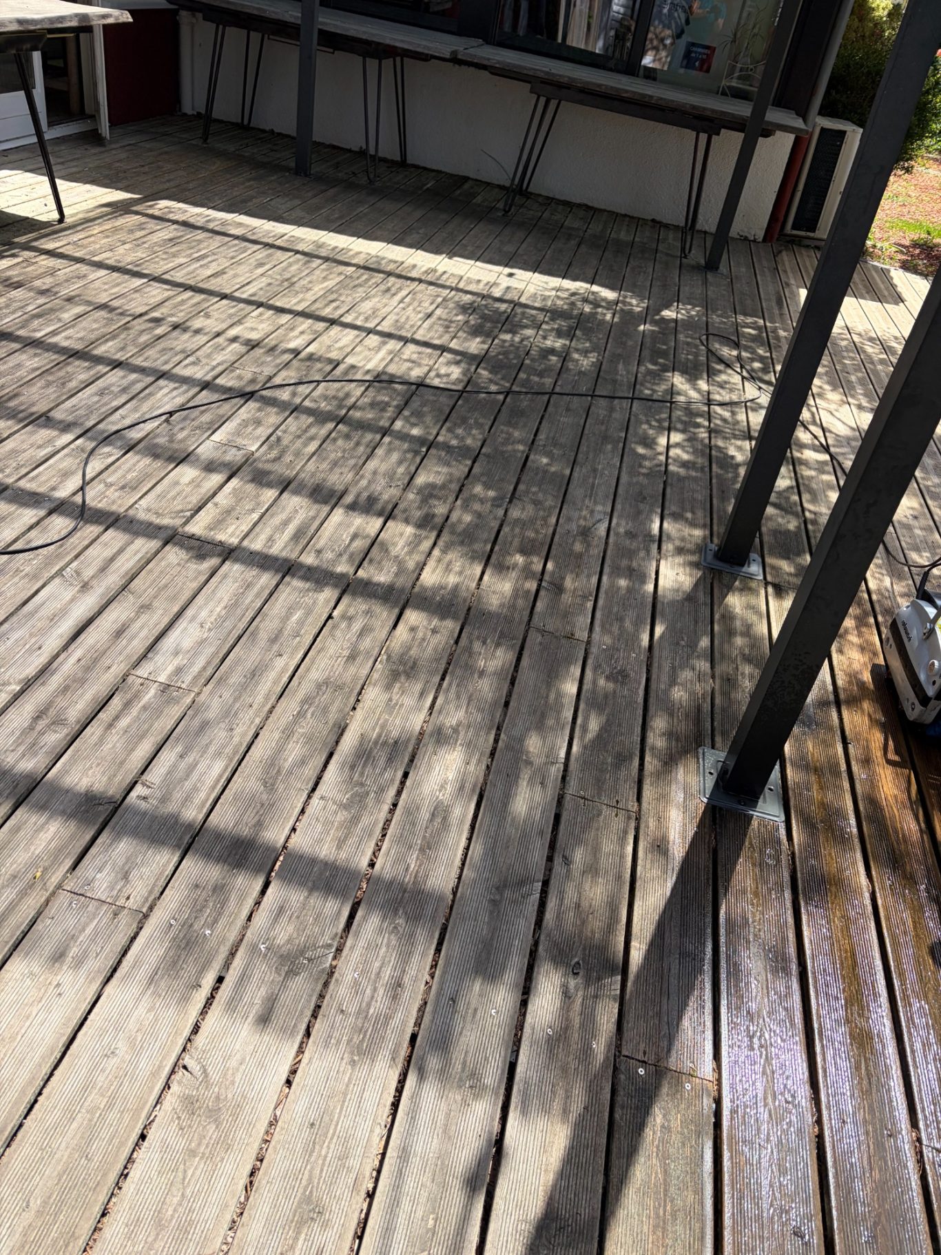 Terrasse bois pendant 1 Terrasse en bois avec des ombres projetées et des reflets d'eau.